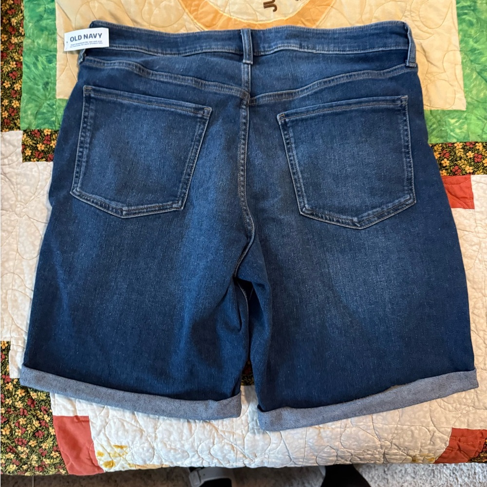 Old Navy Women’s Bermuda Shorts - Picture 2 of 4